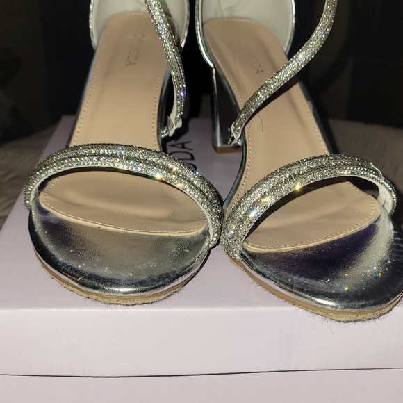 Elegant Silver Strappy Heels Size 10 Worn Once - Picture 2 of 6